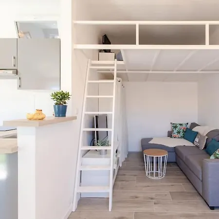 #2 Floor Ac & Balcony アパート ニース