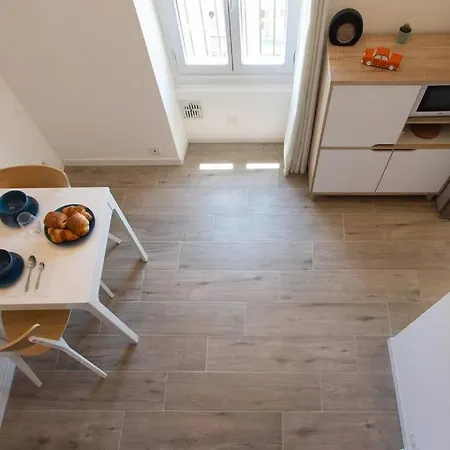 #2 Floor Ac & Balcony アパート ニース