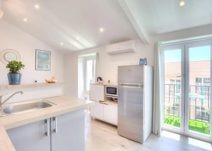 #2 Staywiz Us - Floor Ac & Balcony Apartment