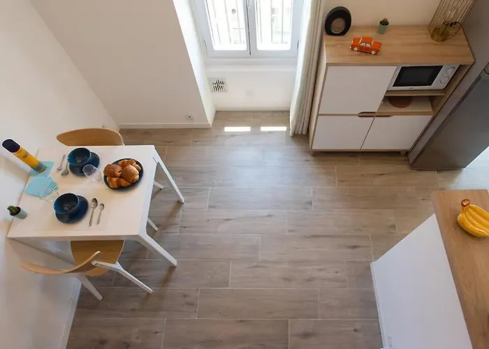 #2 Staywiz Us - Floor Ac & Balcony Apartment Nice